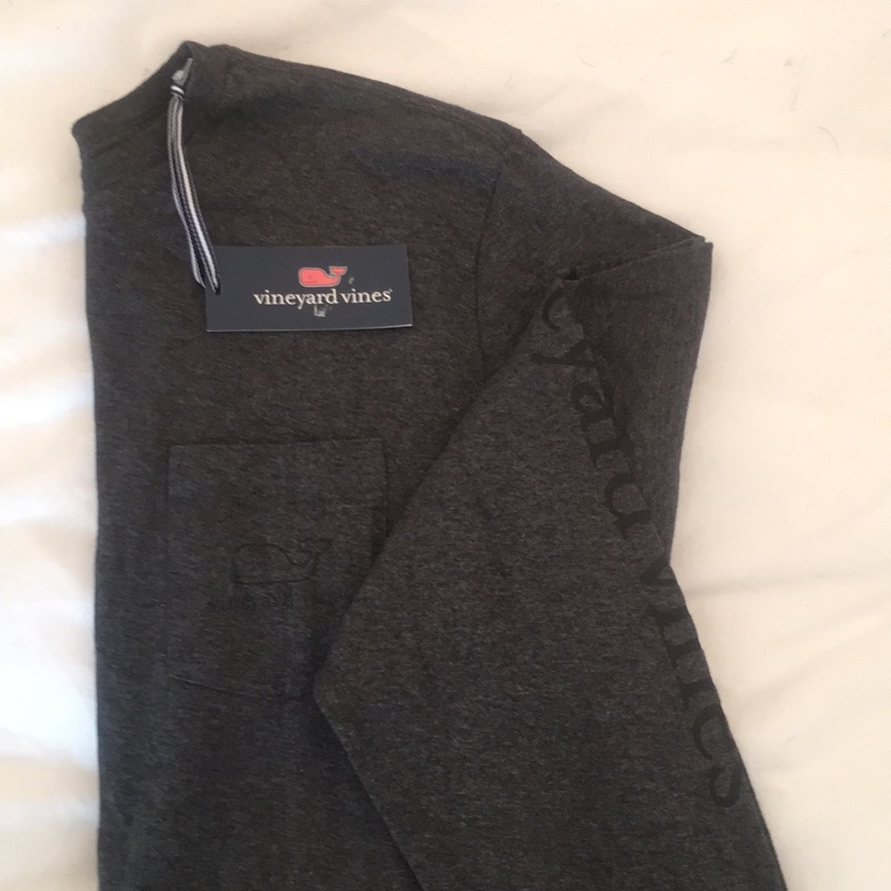 Vineyard vines kind sleeve pocket tee